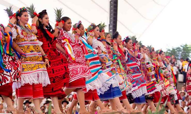 Mujeres chinantecas celebrando la Guelaguetza